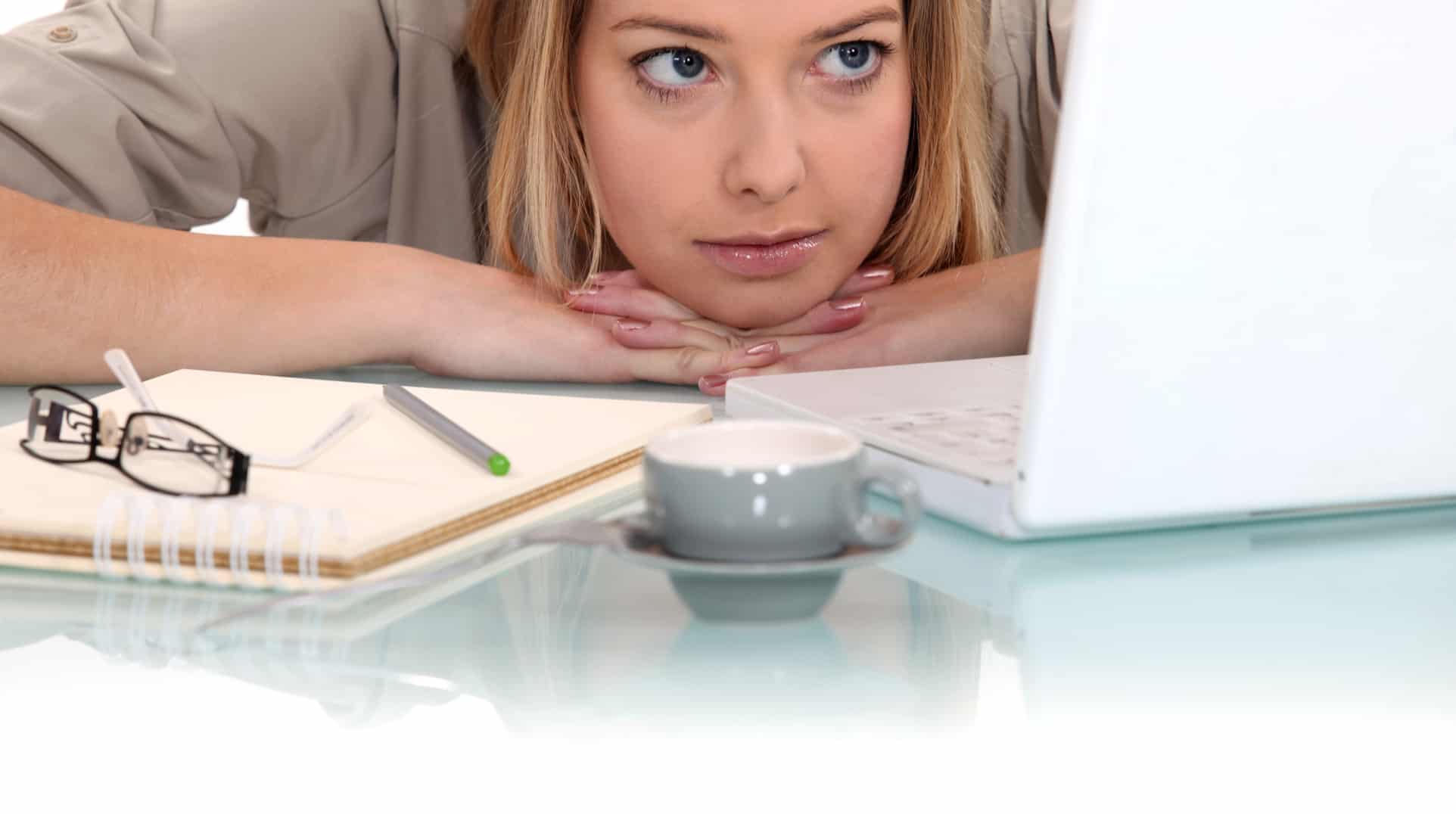 lady at computer-how to become a freelance writer