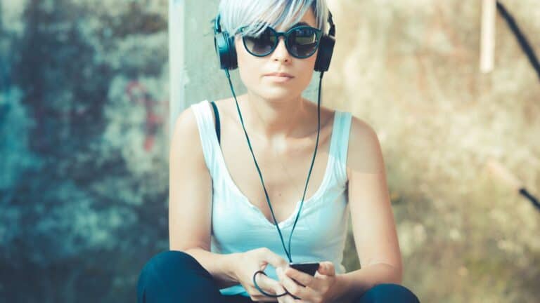 woman with headphones listening to self improvement podcasts
