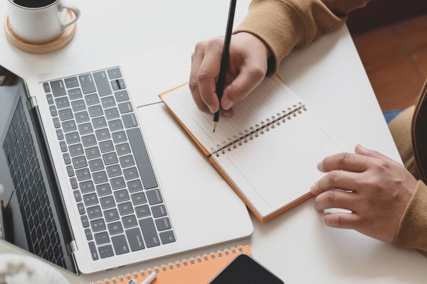 women writing - how to become a freelance writer