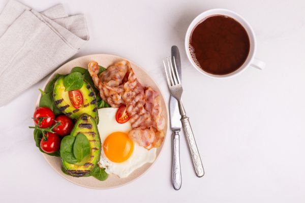 low-carb breakfast ideas, plate of eggs bacon and avocadoes