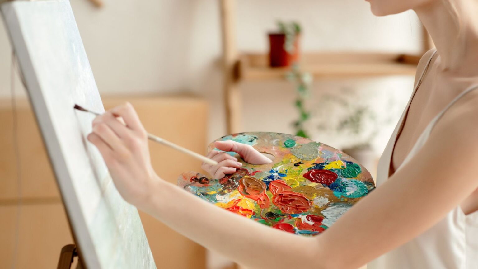 Палитра художника. Кисти краски холст. Кисти краски холст. Художник с кистью и мольбертом. Палитра в руке.