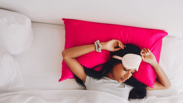 8 Interesting Benefits of Sleeping With a Silk Pillowcase